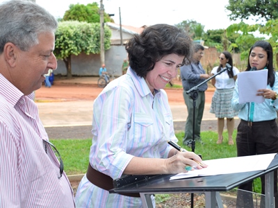 Prefeita Márcia Moura ao lado do empreiteiro da Construcampo -