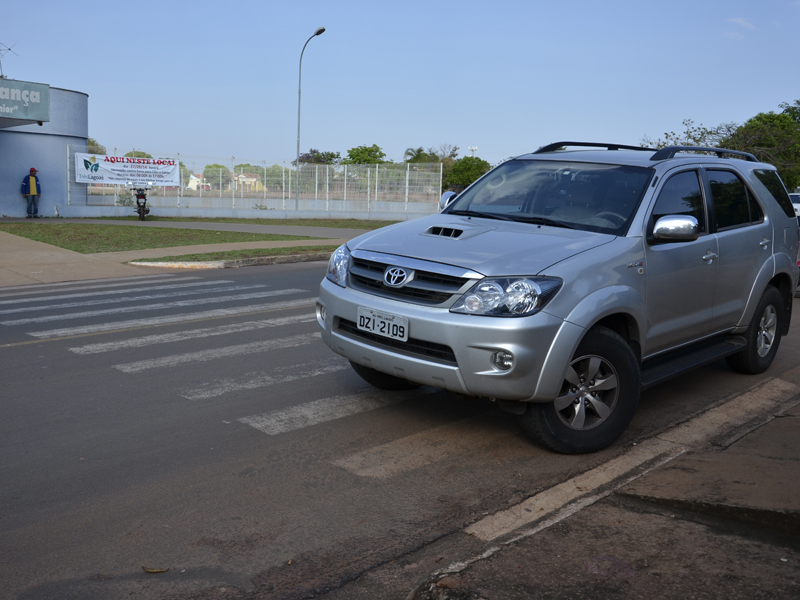 Estacionar sobre a faixa de pedestre é infração grave, rende 5 pontos na habilitação, além de multa de R$ 128,00