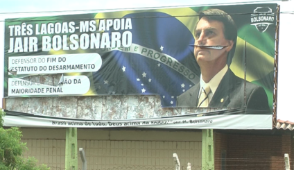 Vândalos rasgaram outdoor e cortaram rosto de Bolsonaro - Reprodução/TVC
