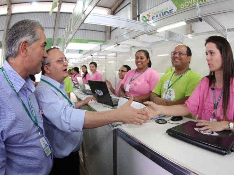 Governador de MT conheceu toda a estrutura da Caravana da Saúde e acompanhou uma cirurgia de catarata - Divulgação/Chico Ribeiro