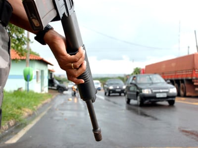 Policiais armados fiscalizaram carros, caminhões e passageiros de ônibus -