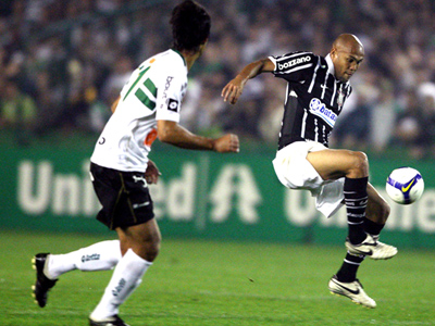 O atacante Souza tenta dominar a bola durante o empate do Timão diante do Coritiba -