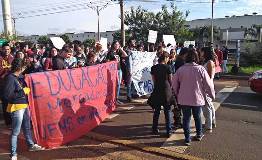 Cerca de 200 alunos paralisam a rodovia com cartazes - André Barbosa/JPNEWS