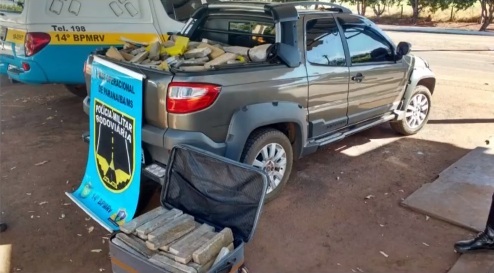 Foi encontrado dentro de uma mala na carroceria do veículo 510 tabletes de maconha pesando 383 quilos - Foto/PMMS