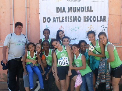 Professor Reynaldo (esq.) e as meninas do atletismo - Professor Reynaldo (esq.) e as meninas do atletismo -