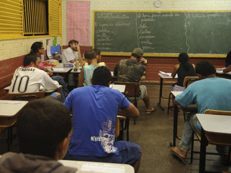 Atualmente, 2,3 milhões, o equivalente a um terço do total de 8,3 milhões de estudantes do ensino médio, estão matriculados no noturno - Arquivo/Agência Brasil