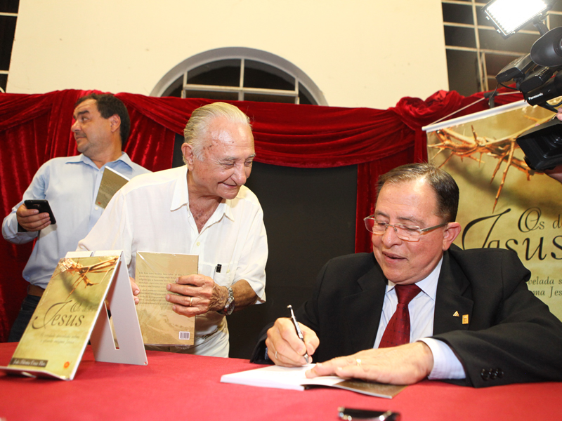Escritor João Silveira recebeu familiares e amigos para o lançamento - Elias Dias/JP