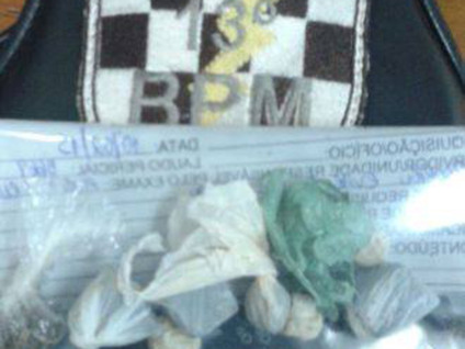 Porções de maconha e crack estavam sob o colchão do suspeito - Divulgação Porções de maconha e crack estavam sob o colchão do suspeito - Divulgação