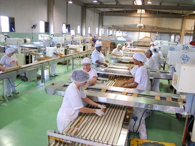 Funcionárias trabalhando na fábrica de costura industrial -