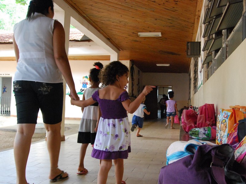 Mãe acompanha criança em escola mantida pela prefeitura - Claudio Pereira/JP