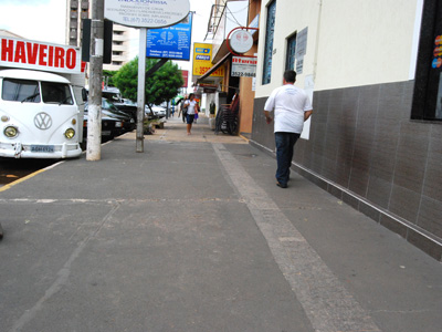 Lojas vazias e pouco movimento ontem no centro da Cidade - Lojas vazias e pouco movimento ontem no centro da Cidade -
