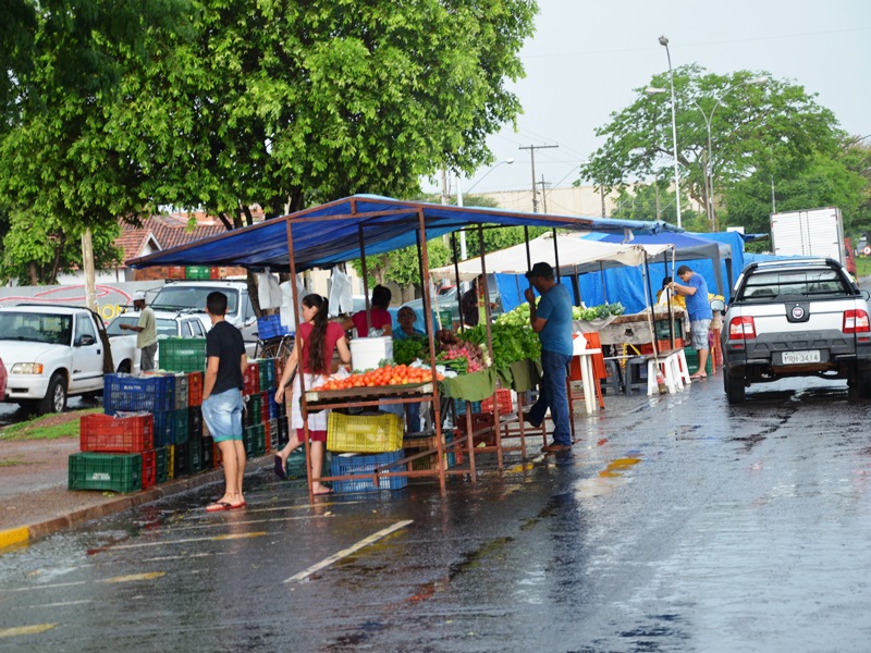 Feirantes sofrem em dias de chuva  - Arquivo/JP