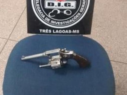 Acusados apresentaram arma utilizada no crime - Divulgação/SIG