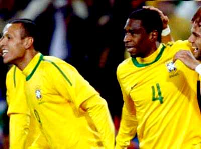 Juan (4) comemora o primeiro gol do Brasil -