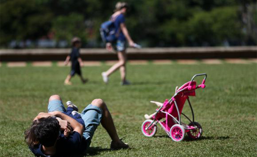 Enquanto as mães com carteira assinada têm entre quatro e seis meses garantidos para se dedicar à criação dos filhos, a maior parte dos pais na mesma situação de emprego conta com apenas cinco dias - Marcelo Camargo/Arquivo Agência Brasil