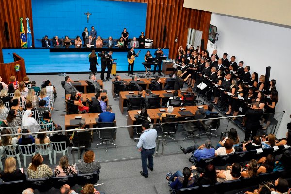 Solenidade foi realizada nesta sexta-feira; homenageadas receberam o Troféu Cellina Jallad, na Assembleia - Lorraine França/CBN