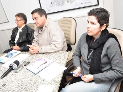 Secretário de Obras, gerente da Sanesul e a prefeita, reunidos ontem com a imprensa -