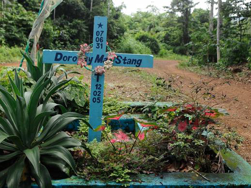 Placa no local onde Dorothy Stang foi assassinada há dez anos presta homenagem ao trabalho da missionária em favor dos trabalhadores rurais - Tomaz Silva/Agência Brasil