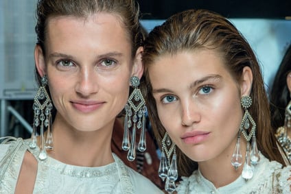 Cabelos suados e bagunçados estão na moda… Acredita?