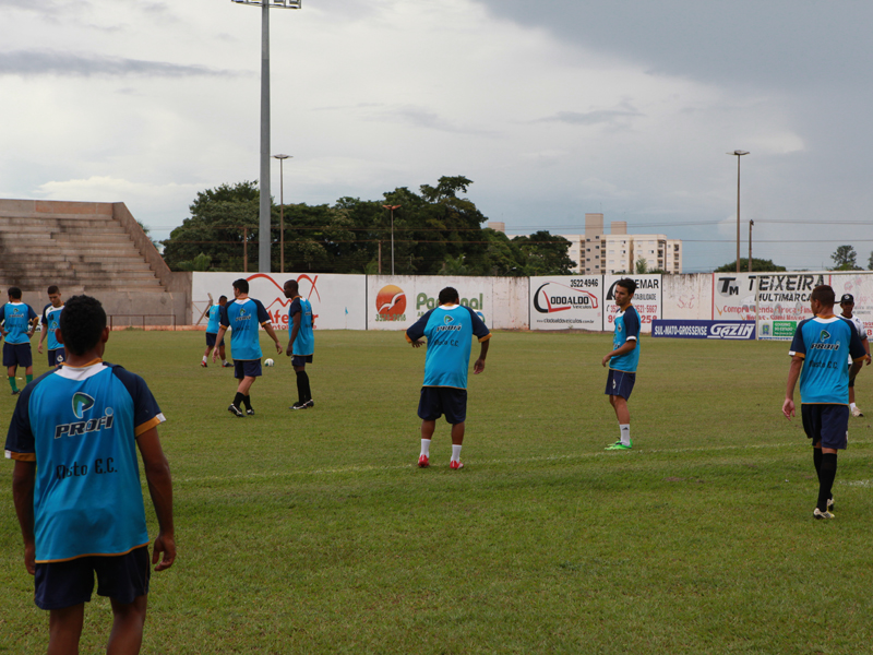 Técnico ainda tem dúvida de quem substituirá o zagueiro Nilton, suspenso em julgamento, na partida de amanhã - Elias Dias/JP