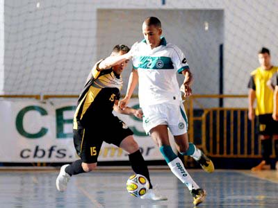 Camisa 2, Hebberth, do Goiás, na partida contra o Cresspom-DF -