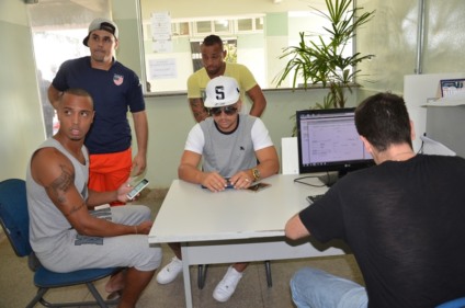 Jogadores no momento em que registravam Boletim de Ocorrência contra patrocinador  - Arquivo JP