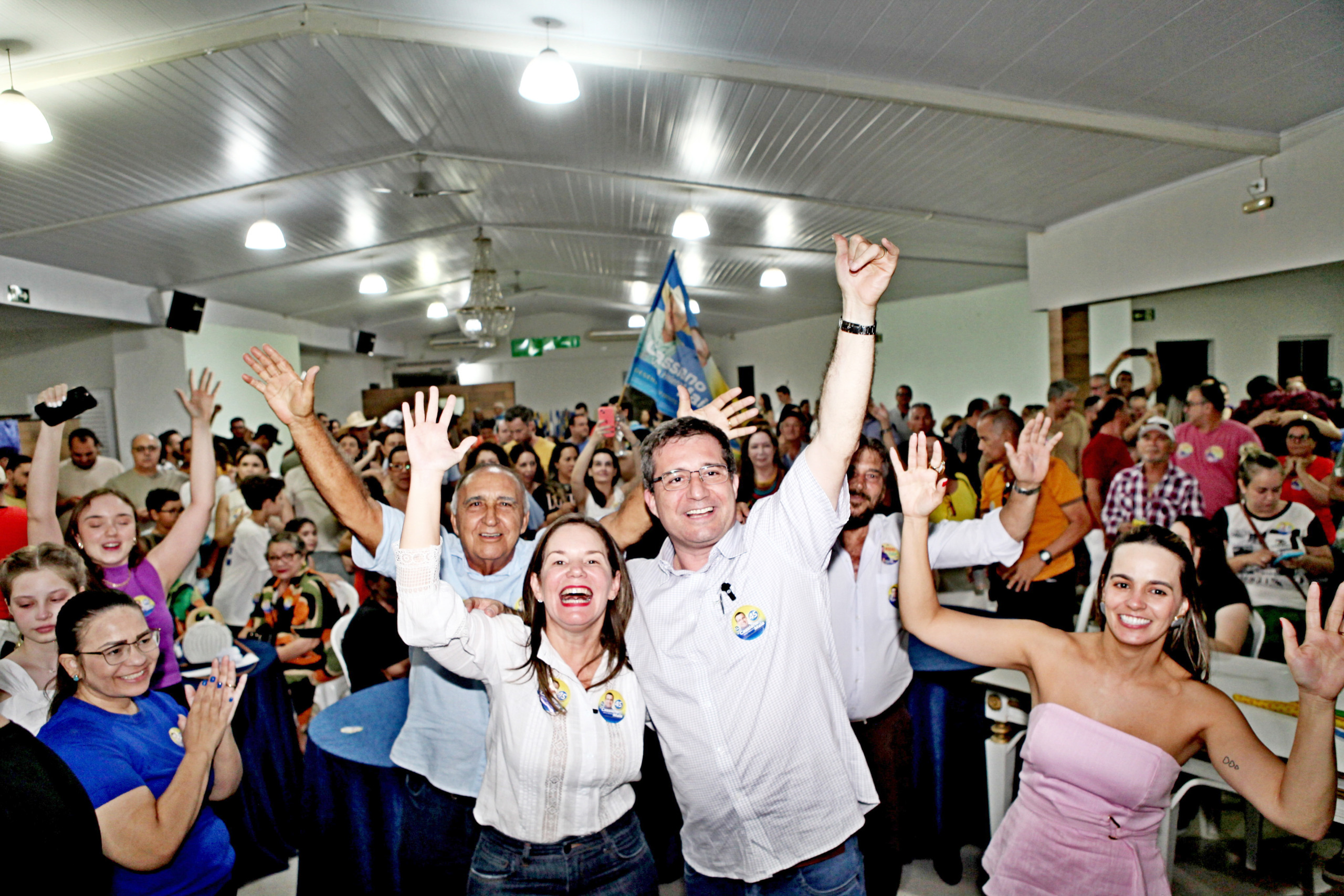 Cassino Maia e Vera Helena vibrando com o resultado das urnas.