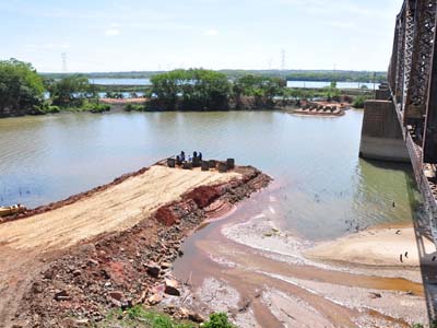 Obras de fundação para construção dos pilares da ponte -