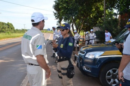 Policiais orientam agentes de trânsito durante operação na    s rodovias - Divulgação/Assessoria