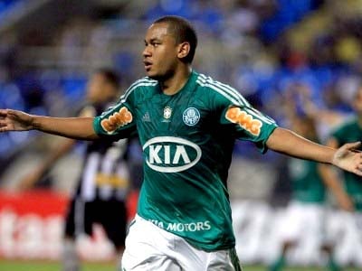 Patrick marca o gol alviverde e comemora no Engenhão -