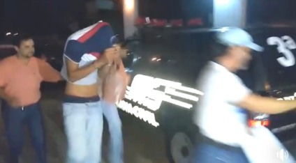 Ronei e Pedro Inácio são levados para carro da Polícia Civil - Reprodução Ronei e Pedro Inácio são levados para carro da Polícia Civil - Reprodução