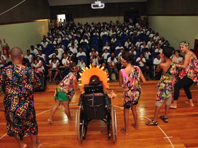 Alunos da APAE participaram de manifestações, apresentações de teatro e musicais no anfiteatro do Sest/Senat -