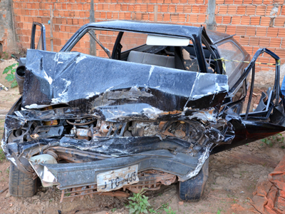Os veículos ficaram totalmente destruídos -
