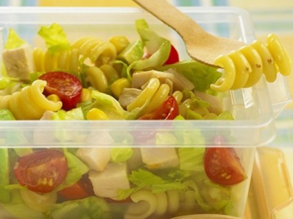 Ovos e temperos deixam o pote plástico com cheiro forte - Thinkstock