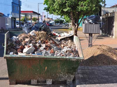Caçambas são obrigadas a ter tarjas refletivas vermelhas ou amarelas -
