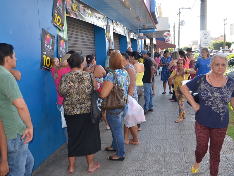 Consumidores aguardavam desde às 5h pela abertura das lojas - Claudio Pereira/JP