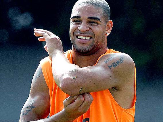 Percebendo a falta de um jogador de área na seleção brasileira, Adriano evita falar sobre o assunto - Percebendo a falta de um jogador de área na seleção brasileira, Adriano evita falar sobre o assunto -