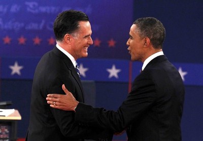 O republicano Mitt Romney e o democrata Barack Obama se cumprimentam antes do debate desta terça-feira (16) em Nova York. -