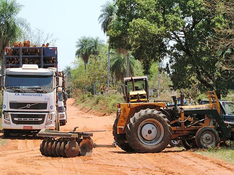 Moradores reivindicam mais carros pipas e melhoria na estrada - ArapuáMS