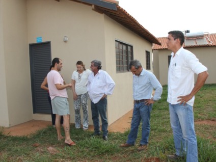 Prefeito Robinho Samara e Lucilene Tábuas Carrasco, secretária de Assistência Social, acompanharam a vistoria - Divulgação Prefeito Robinho Samara e Lucilene Tábuas Carrasco, secretária de Assistência Social, acompanharam a vistoria - Divulgação
