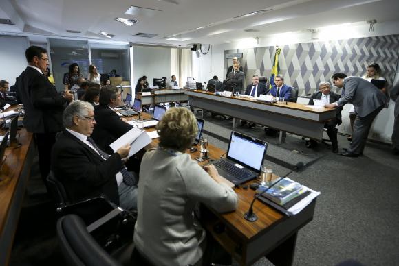 O senador Romero Jucá durante sessão da Comissão de Constituição e Justiça do Senado para a leitura do seu parecer sobre o projeto de lei de reforma trabalhista. - Marcelo Camargo/Agência Brasil