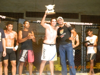 Professor Paulão vibra com aluno campeão no octógono -