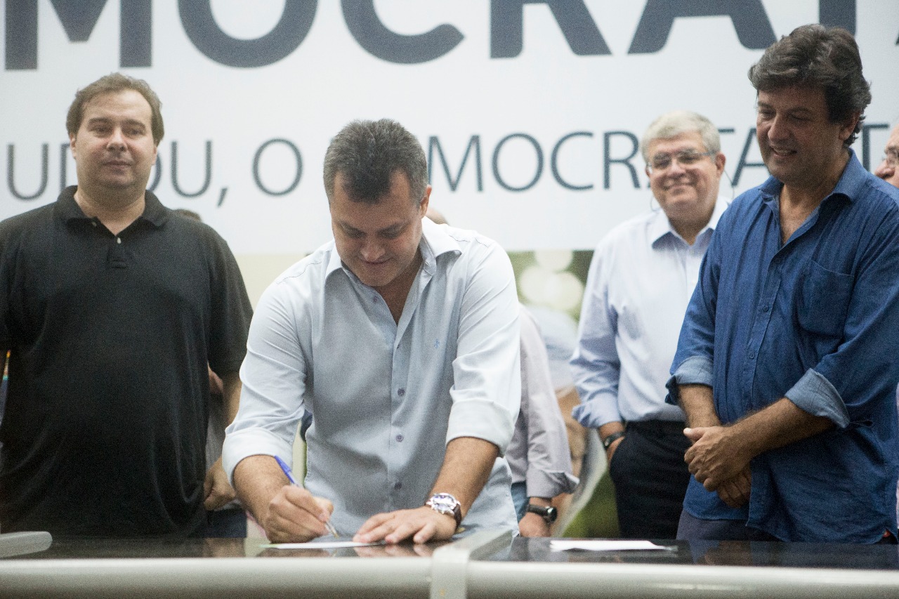 Cesinha foi recebido pelos novos companheiros de partido deputados Rodrigo Maia e Luiz Henrique Mandeta - Divulgação