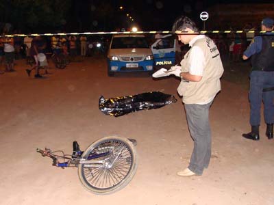 O jovem assassinado estava em uma bicicleta quando foi alvejado -
