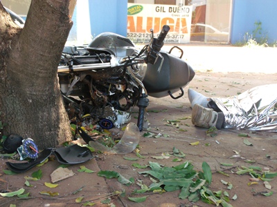Motocicleta ficou destruida com impacto - Motocicleta ficou destruida com impacto -