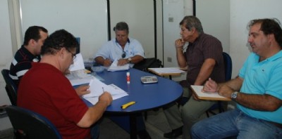 Funcionários de licitação e empresários durante pregão presencial - Funcionários de licitação e empresários durante pregão presencial -