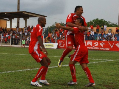 Jogadores comemoraram vitória sobre o Carcará -
