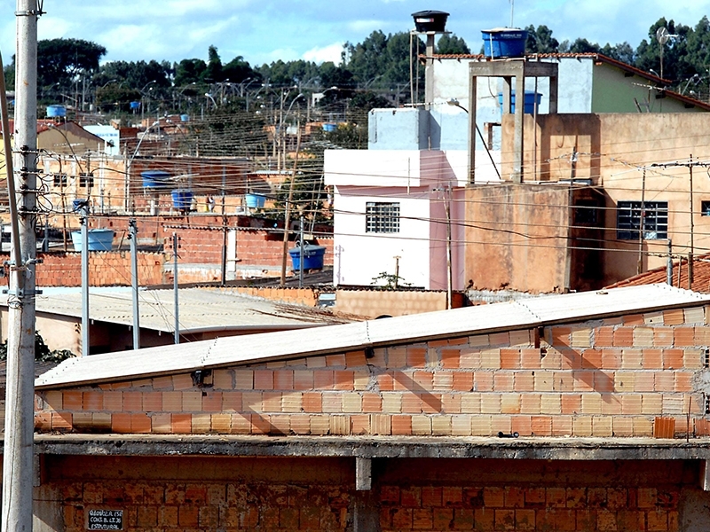 Casas com telhas de amianto, material condenado por estudos científicos - Arquivo/ABr