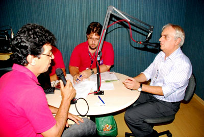 Professor Roberto Pierre Rigaut durante o RCN Notícias da Cultura FM -