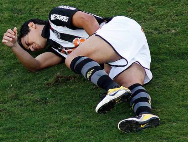 Caído no gramado do Pacaembu, Ganso reclama de dor na coxa direita - Caído no gramado do Pacaembu, Ganso reclama de dor na coxa direita -